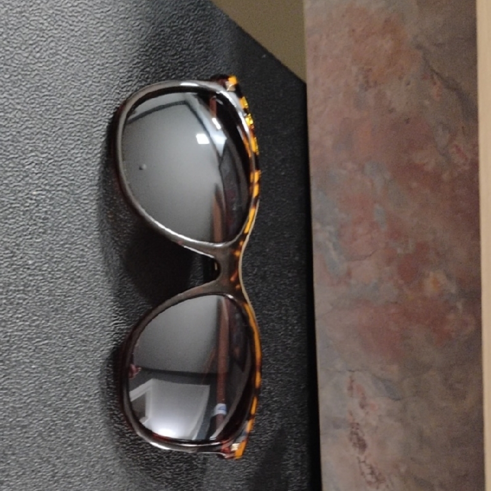Guess Brown Sunglasses with Tortoiseshell Pattern and Aviator Style